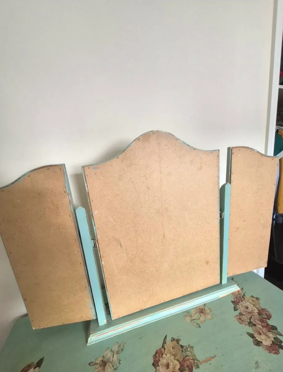 Table & mirror - Image 3