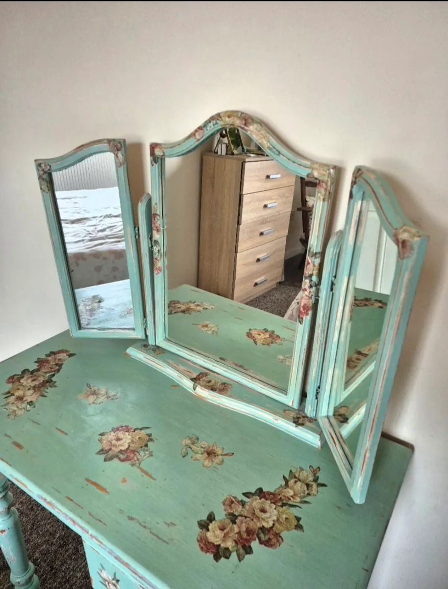 Table & mirror - Image 1