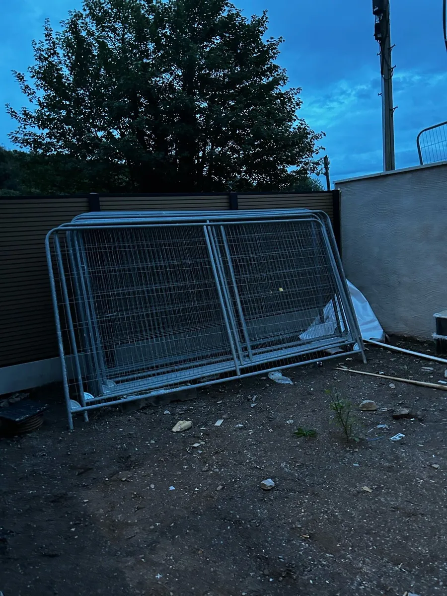 Temporary fencing site