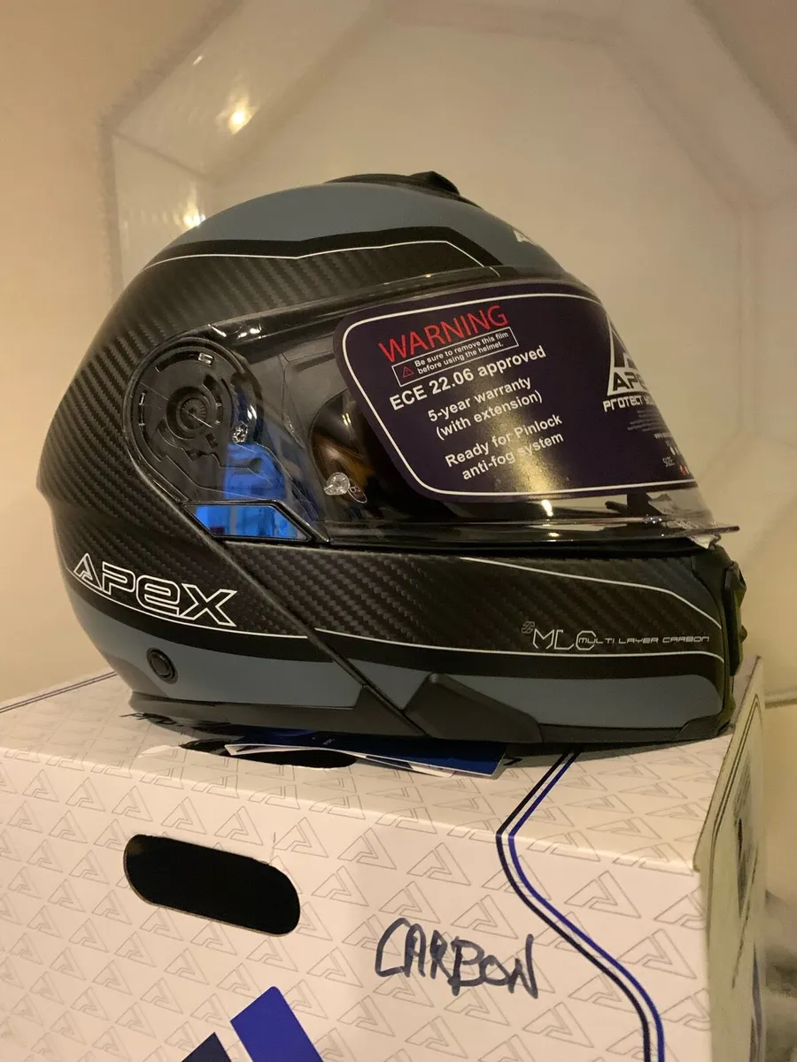 Open all week Carbon helmet €179 - Image 1