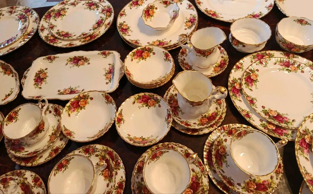 69 Pcs Royal Albert Old country roses dinner set - Image 2