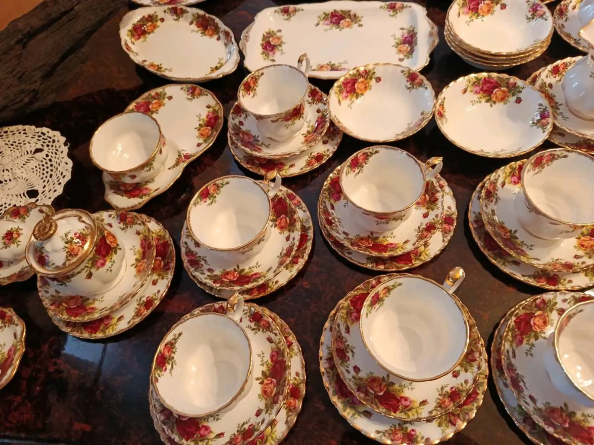 69 Pcs Royal Albert Old country roses dinner set - Image 3