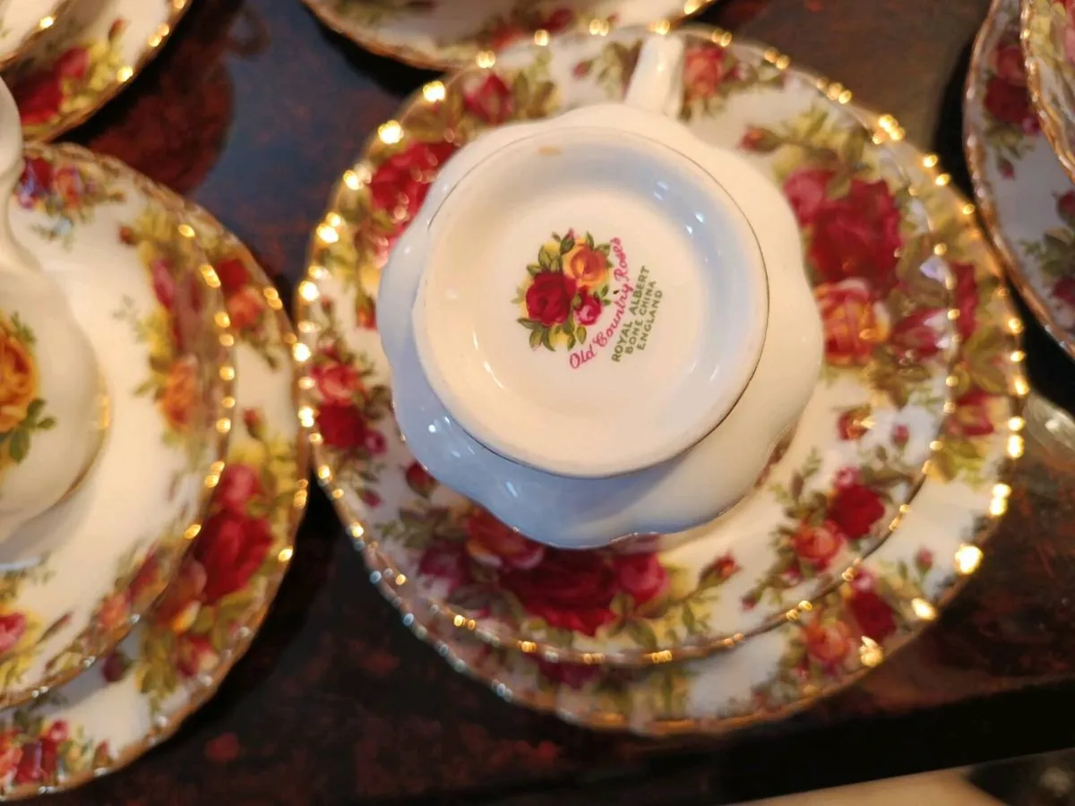 69 Pcs Royal Albert Old country roses dinner set - Image 4