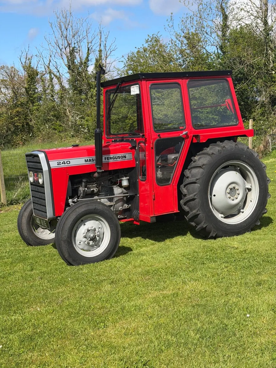 Vintage Massey Ferguson tractor - Image 2