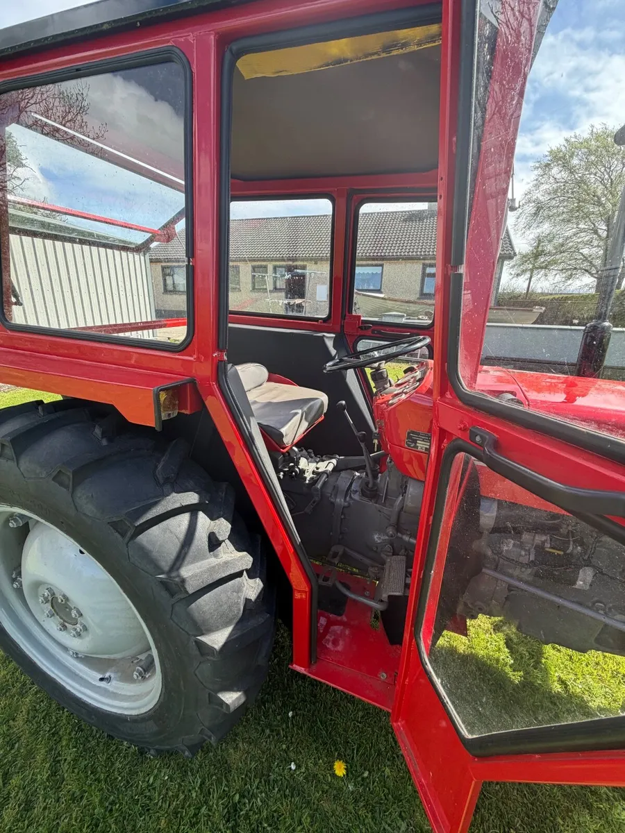 Vintage Massey Ferguson tractor - Image 4