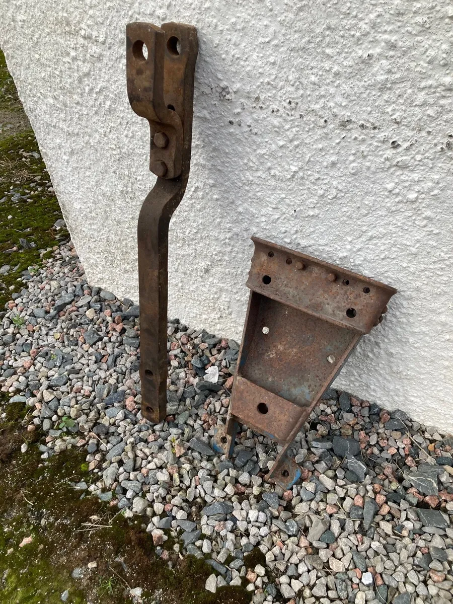 Ford 3000 tractor drawbar and cradle. - Image 2