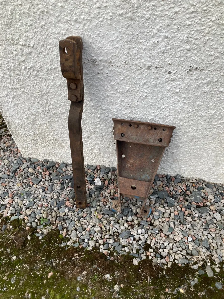 Ford 3000 tractor drawbar and cradle. - Image 3