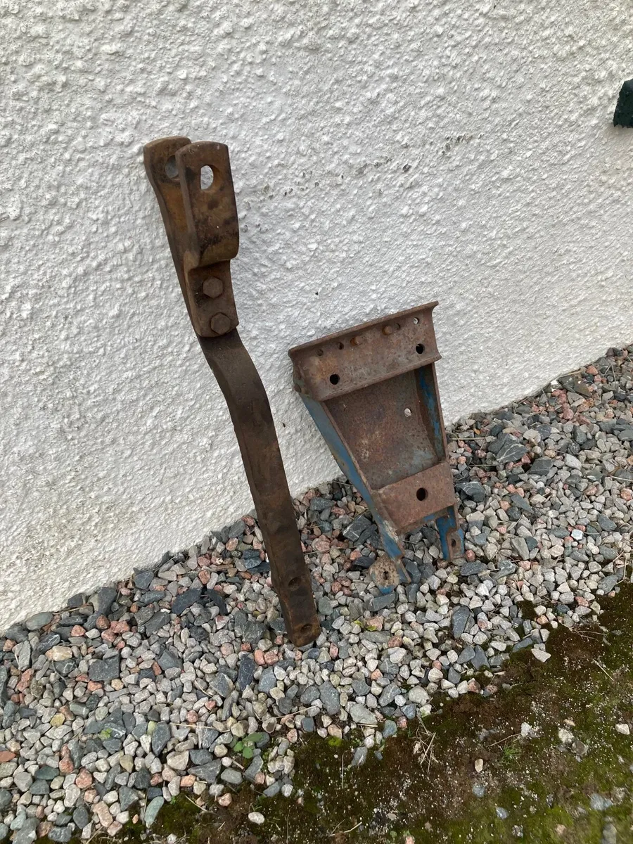 Ford 3000 tractor drawbar and cradle. - Image 1