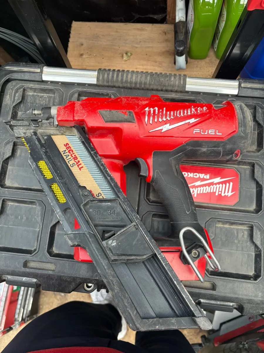 MILWAUKEE M18 FUEL Nailer