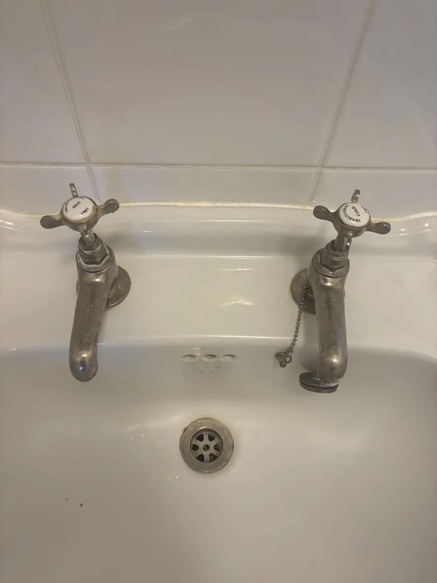 Traditional White Pedestal Sink with Taps - Image 2