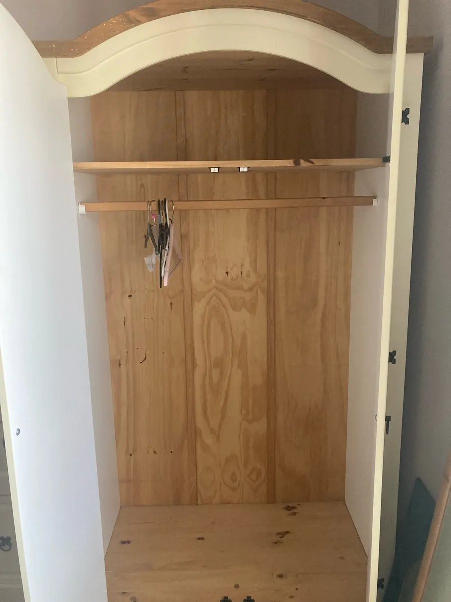 Bedroom furniture - Image 2