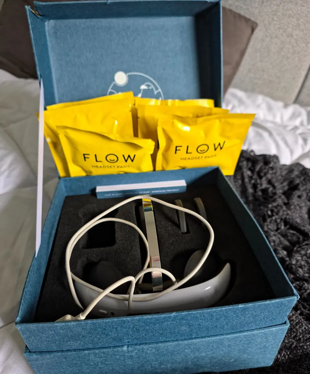Flow headset and some pads not sure about the acce - Image 2