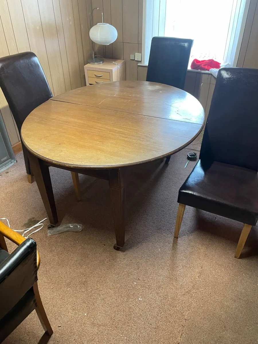 Table and three chairs - Image 2