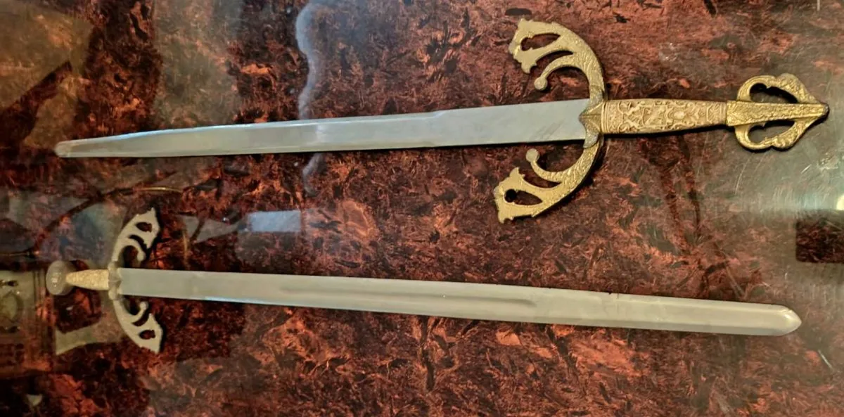 Pair of heavy large brass wall decor - Image 1