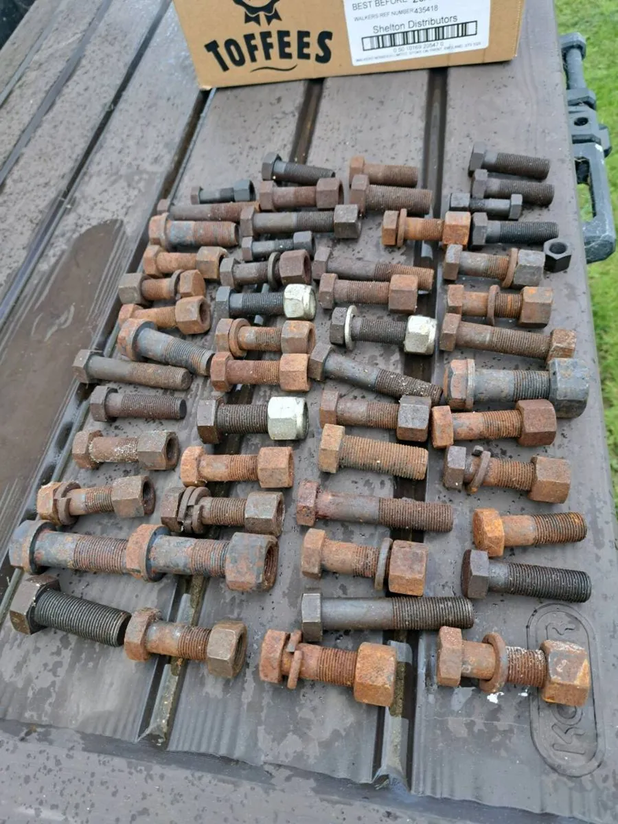 Box  heavy duty  bolts  nuts - Image 3