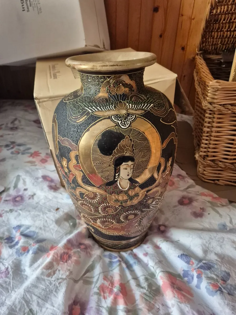 Pair of satsuma vases - Image 1