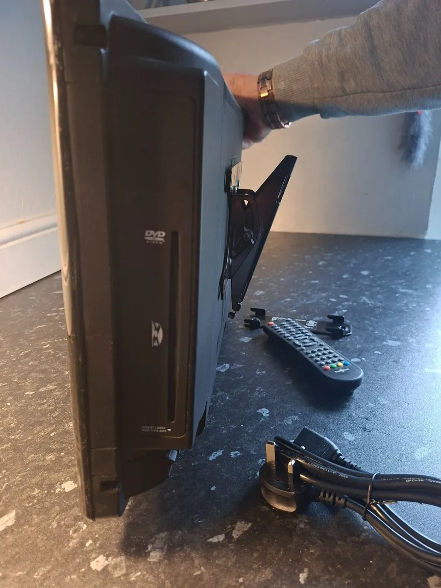 22" Smart TV/DVD - Image 2