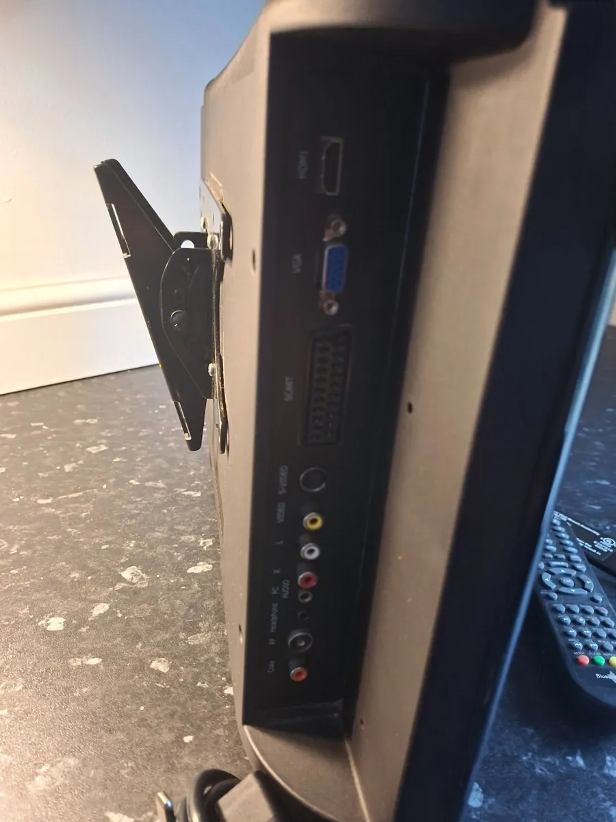 22" Smart TV/DVD - Image 3