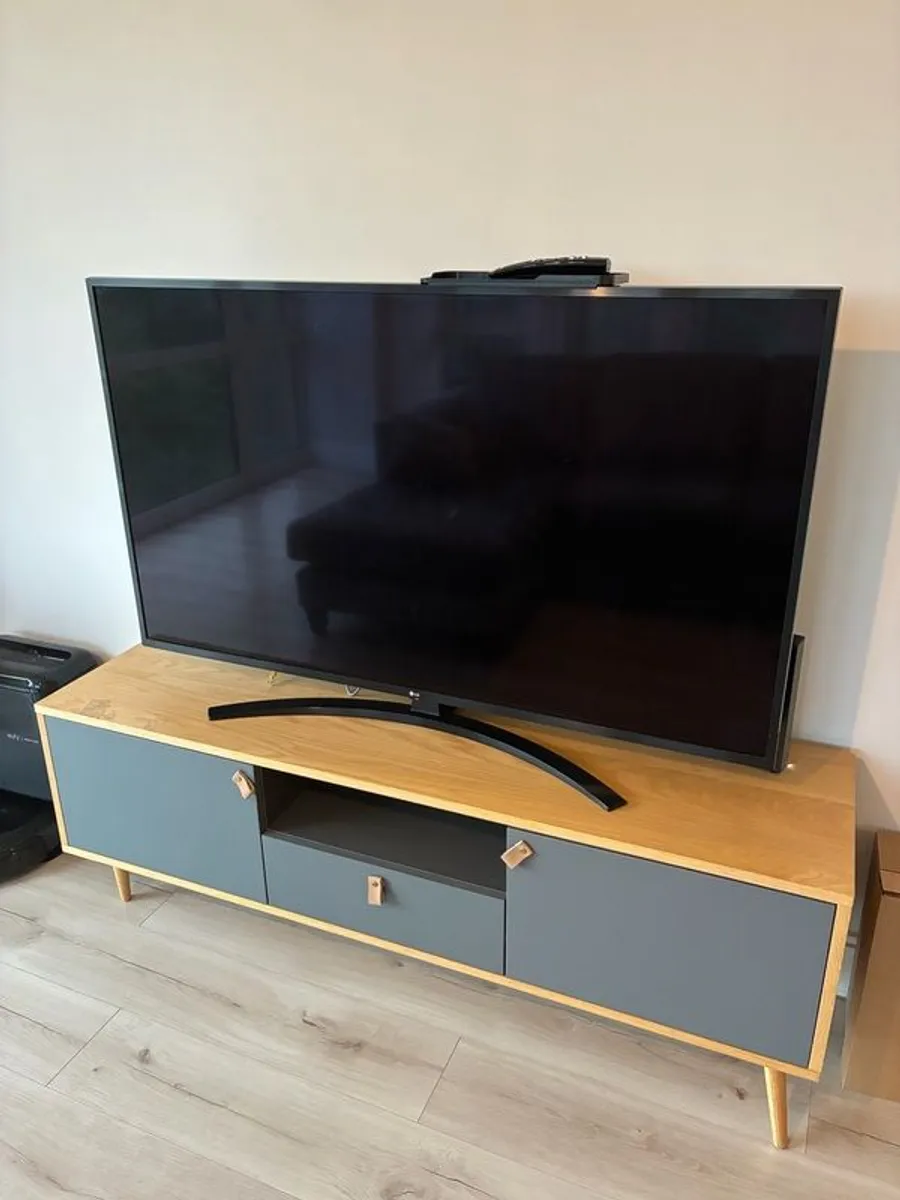 LG 55 4K UHD Smart TV  55UM7450PLA  Excellent Condition - Image 1