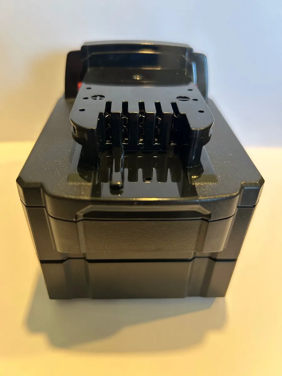 Milwaukee M18 18v 12Ah Lithium Ion Battery New - Image 3