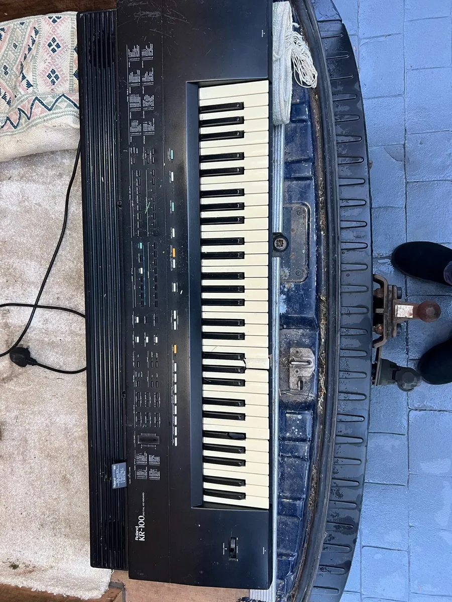 Roland KR-100 Digital Keyboard - Image 1