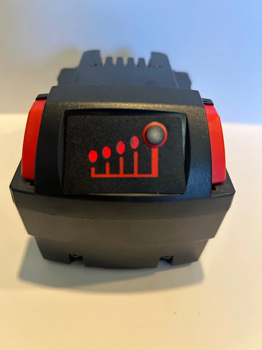 Milwaukee M18 18v 8Ah Lithium Ion Battery - Image 2