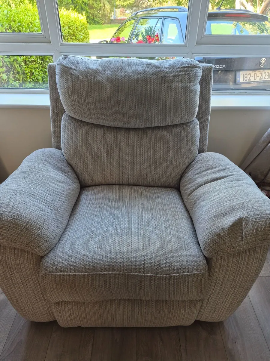 3 piece recyliner sofa and armchairs - Image 1