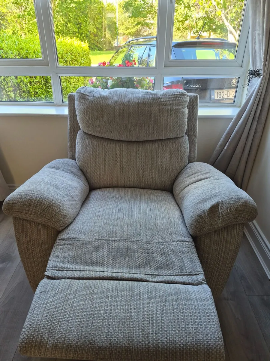 3 piece recyliner sofa and armchairs - Image 3