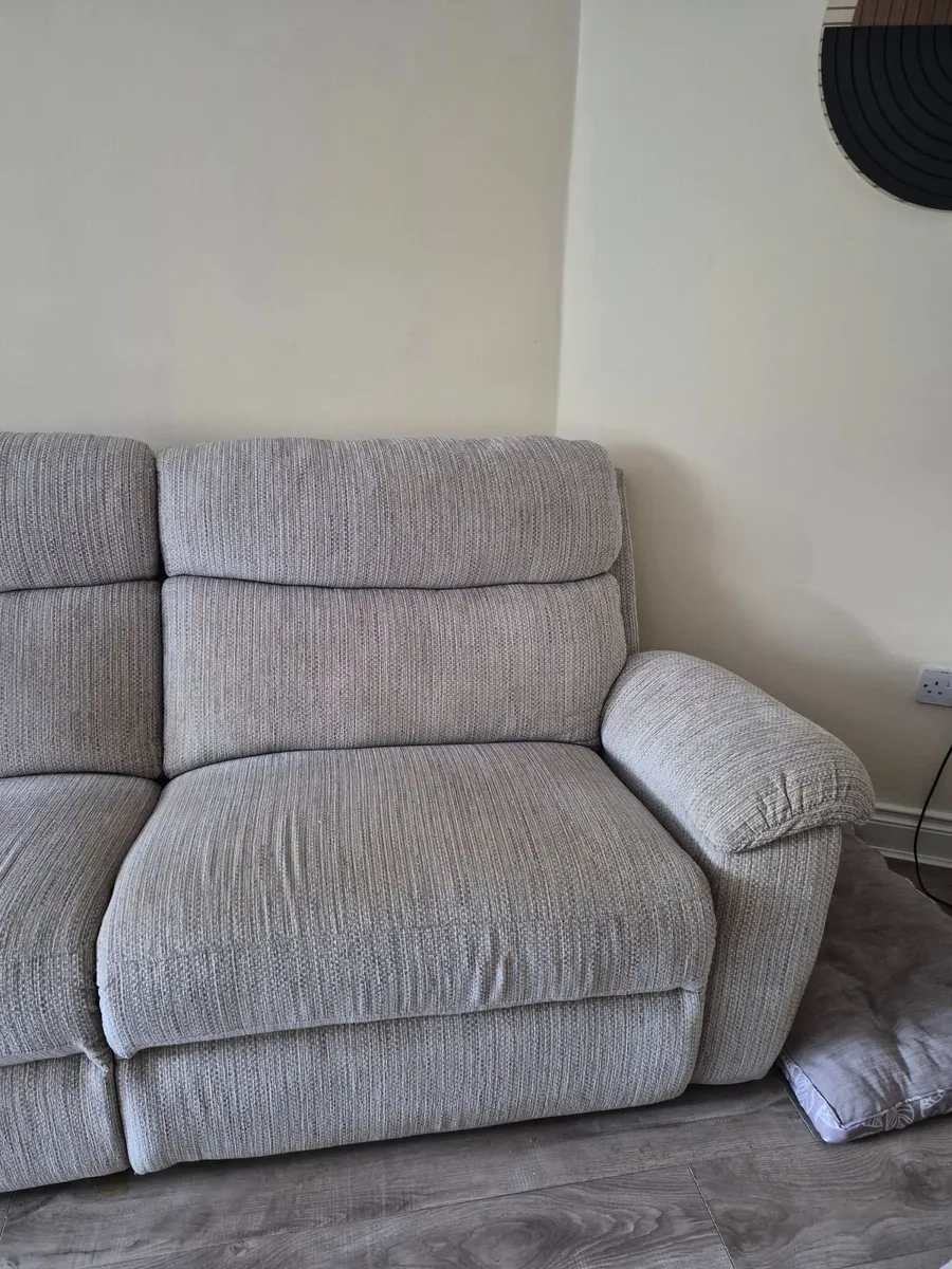 3 piece recyliner sofa and armchairs - Image 4