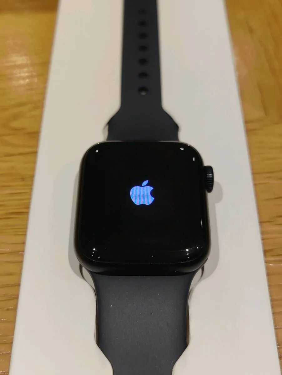 Apple Watch SE 40mm - Image 1