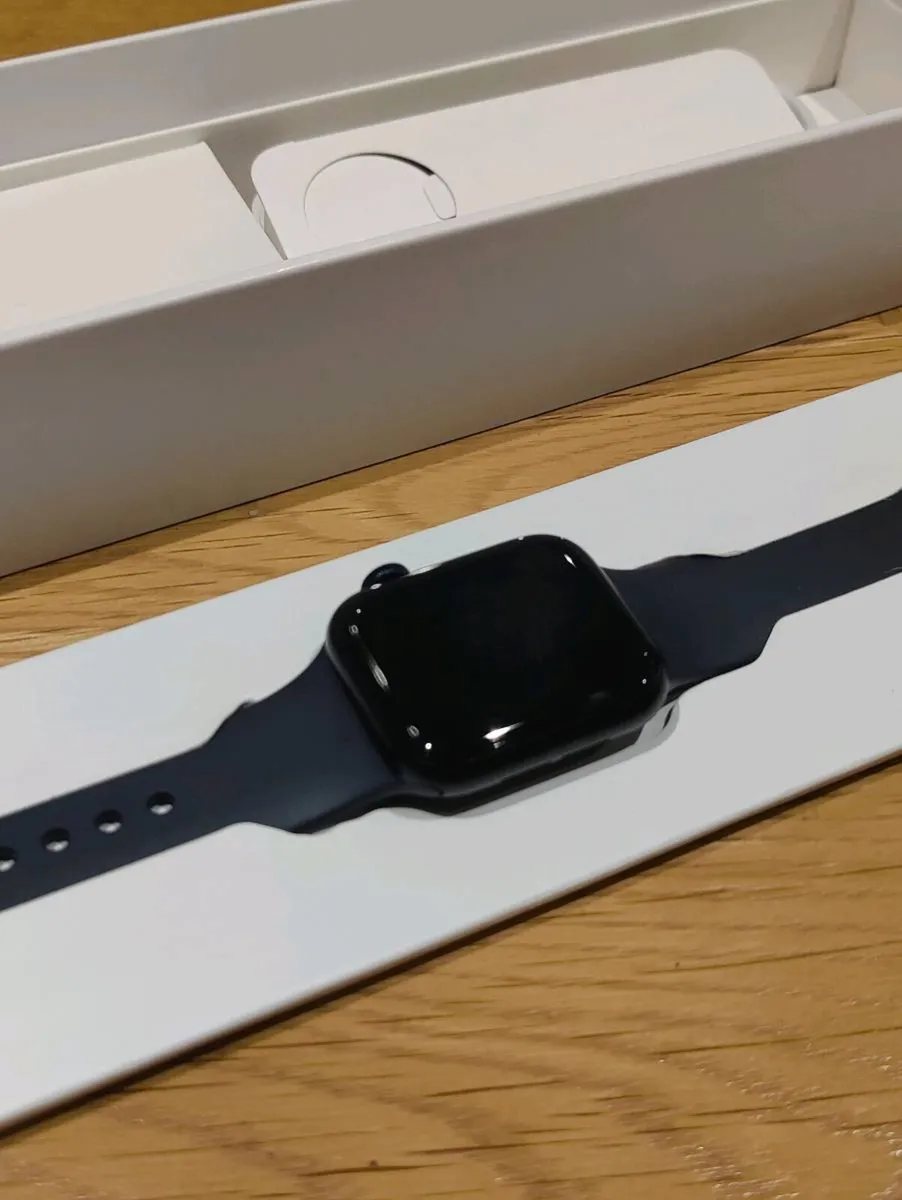 Apple Watch SE 40mm - Image 2