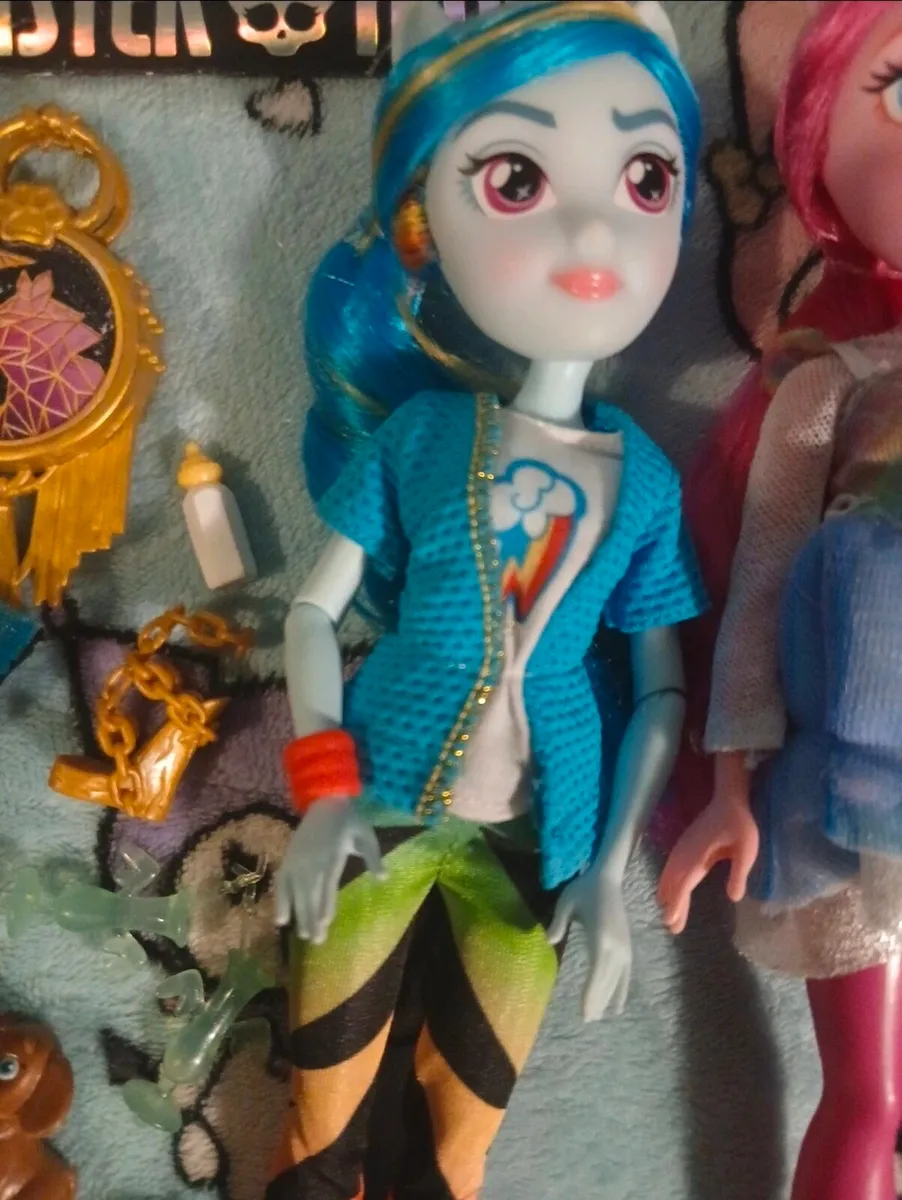 Monster high dolls and others lot - Image 4