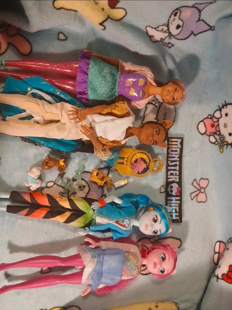 Monster high dolls and others lot - Image 2