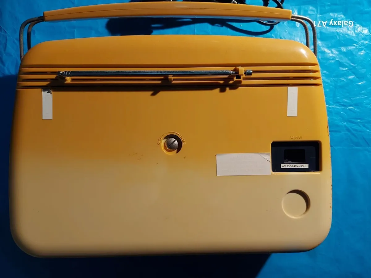 BUSH ANTIQUE RADIO, Model TR82 - Image 2