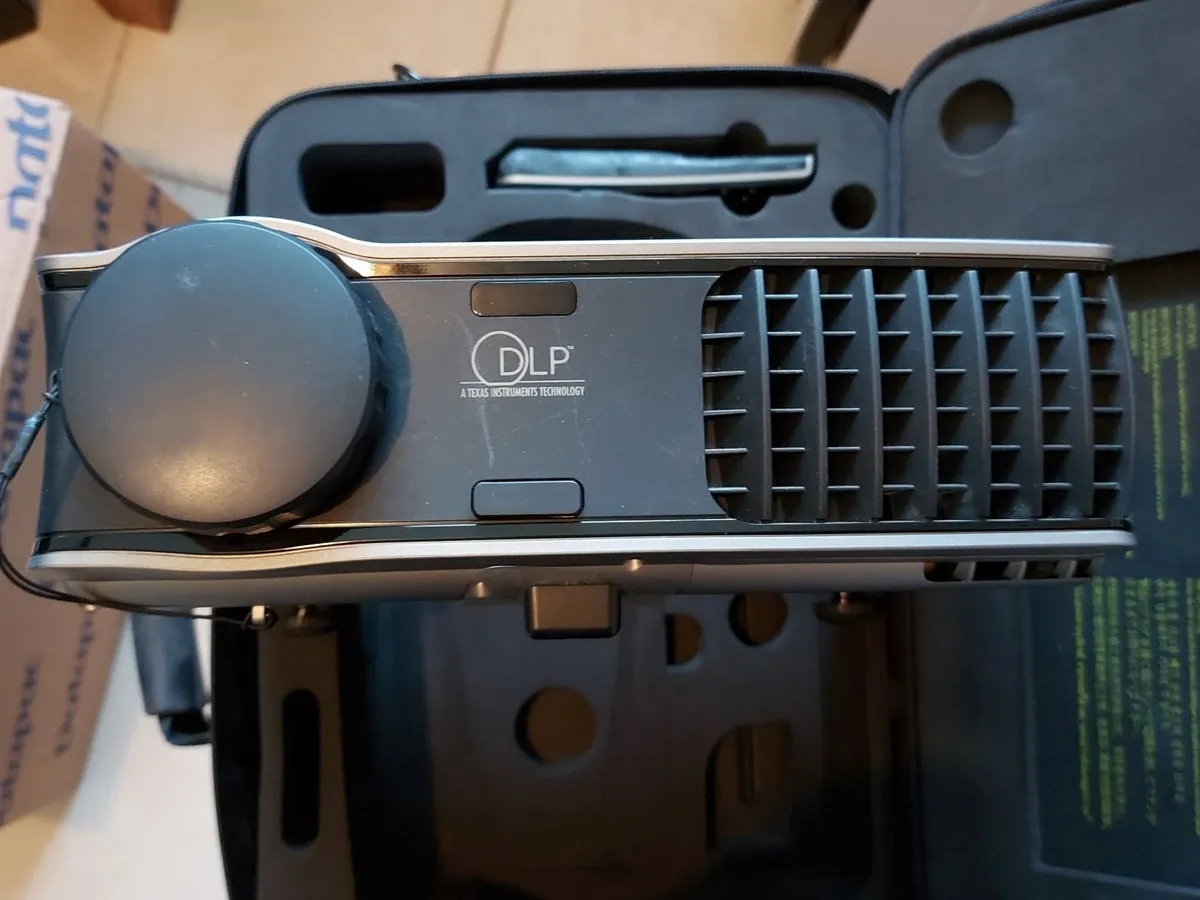 Dell Projector in Lovely Leather Case with Manual - Image 3
