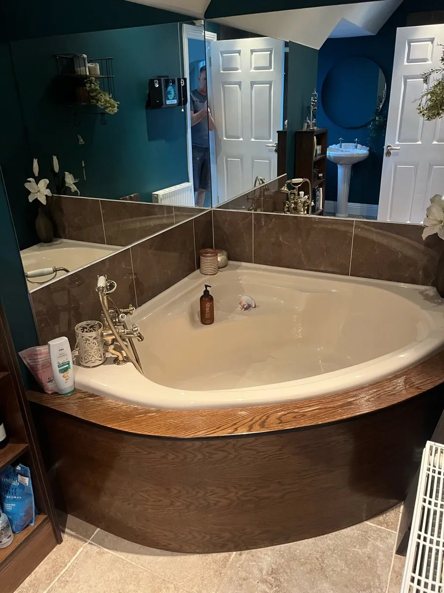 Bathroom suite - Image 1
