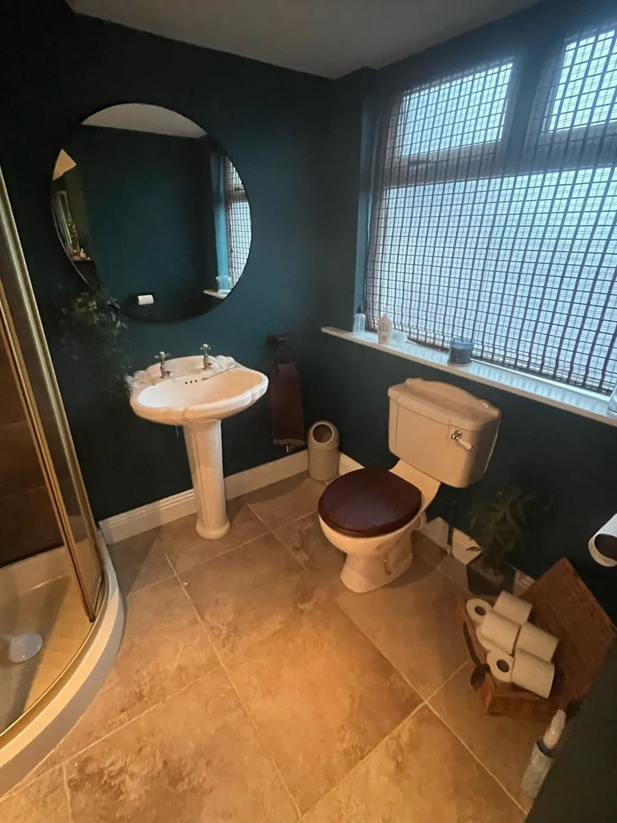 Bathroom suite - Image 2