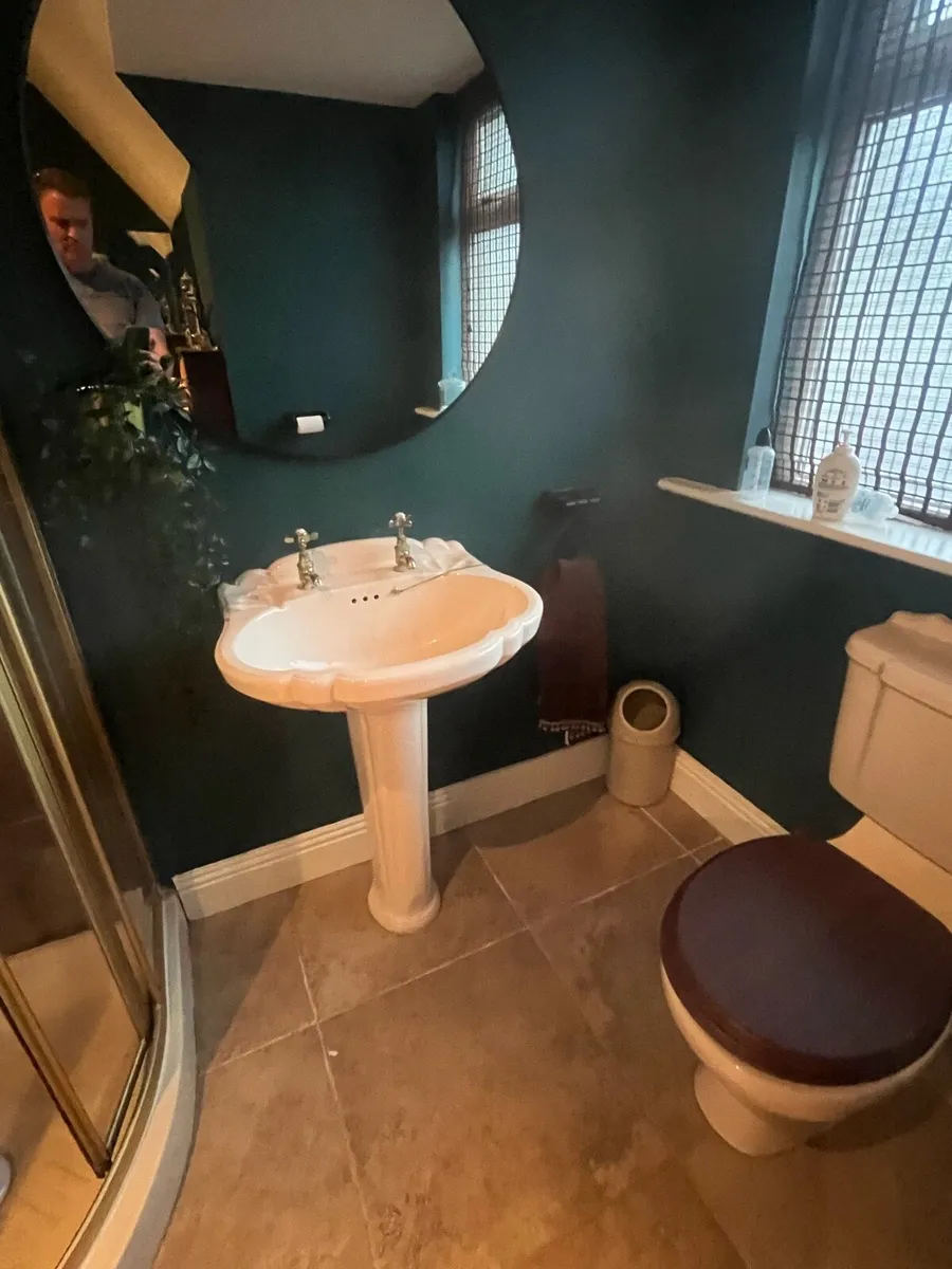 Bathroom suite - Image 4