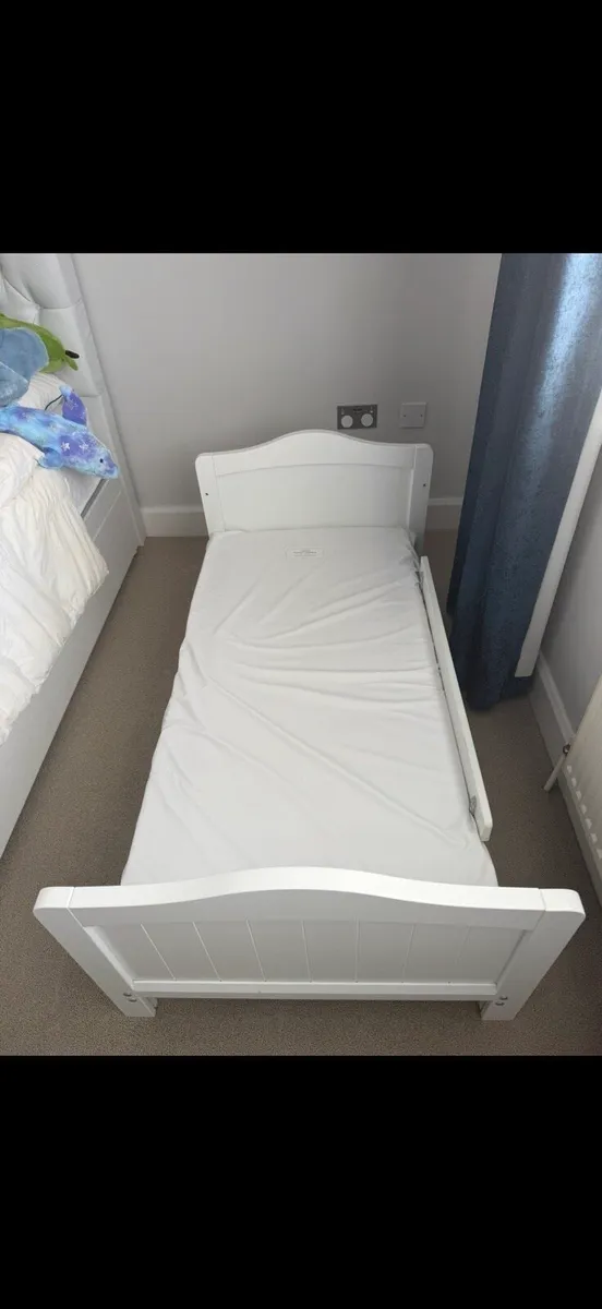 Cot that converts to toddler bed - Image 2