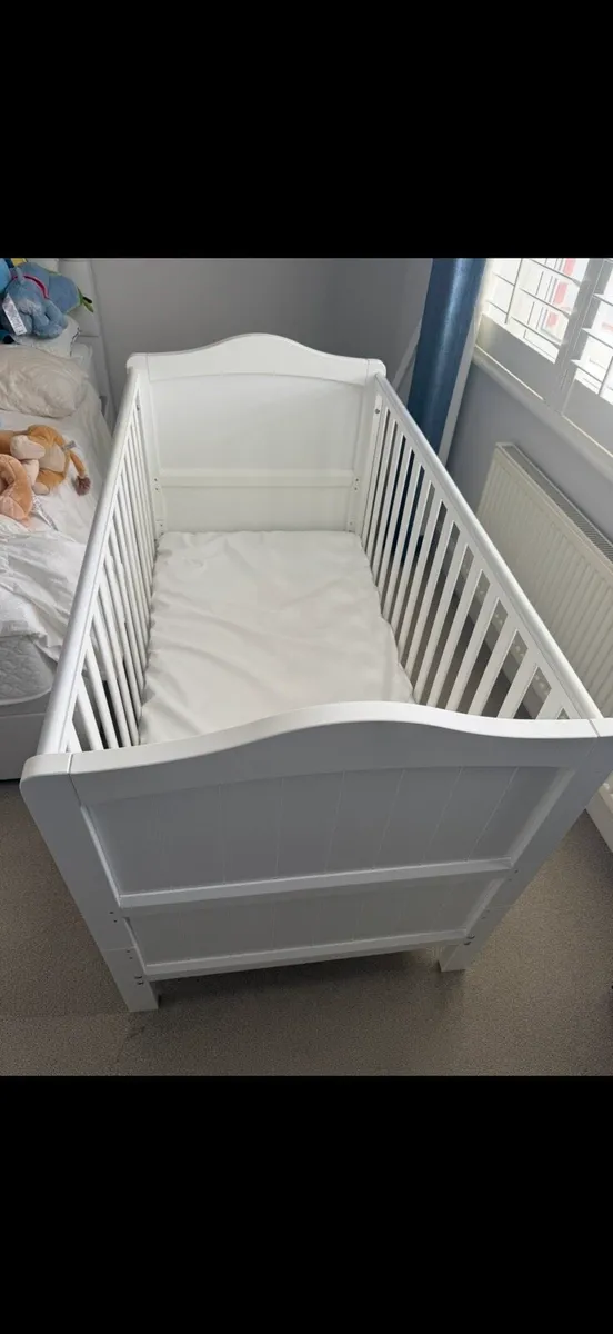 Cot that converts to toddler bed - Image 3