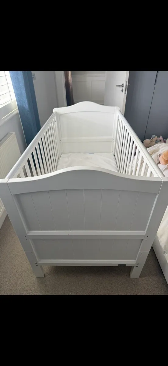 Cot that converts to toddler bed - Image 1