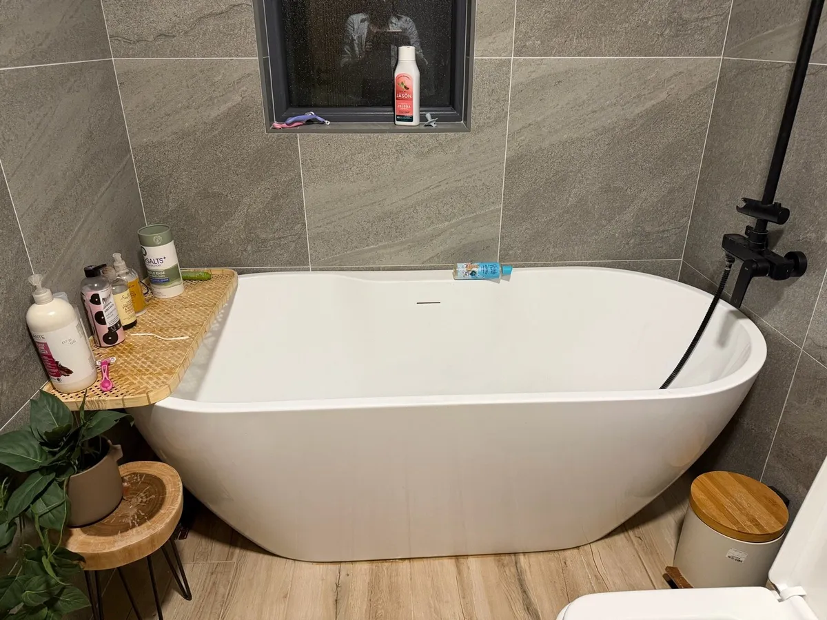 Luxury bath, modern design, barely used - Image 1