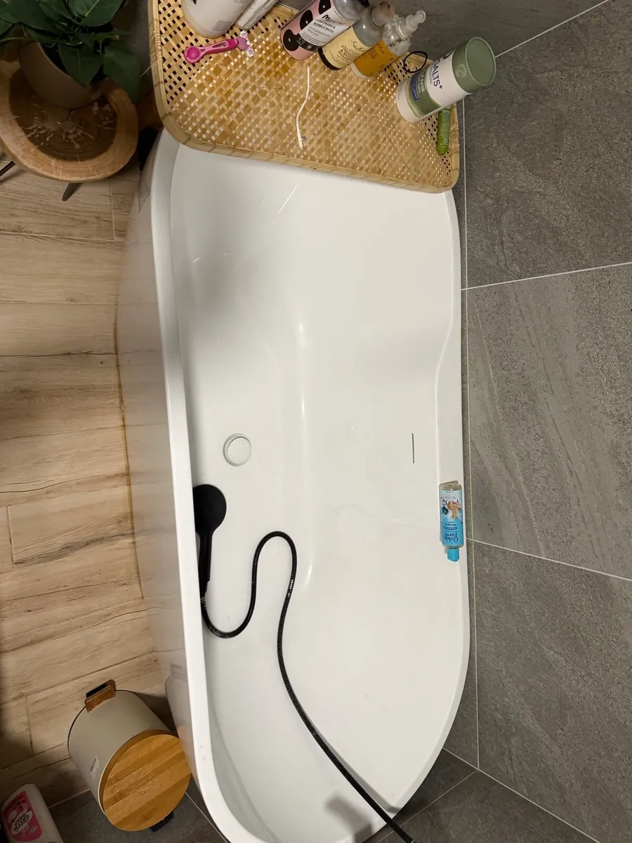 Luxury bath, modern design, barely used - Image 2