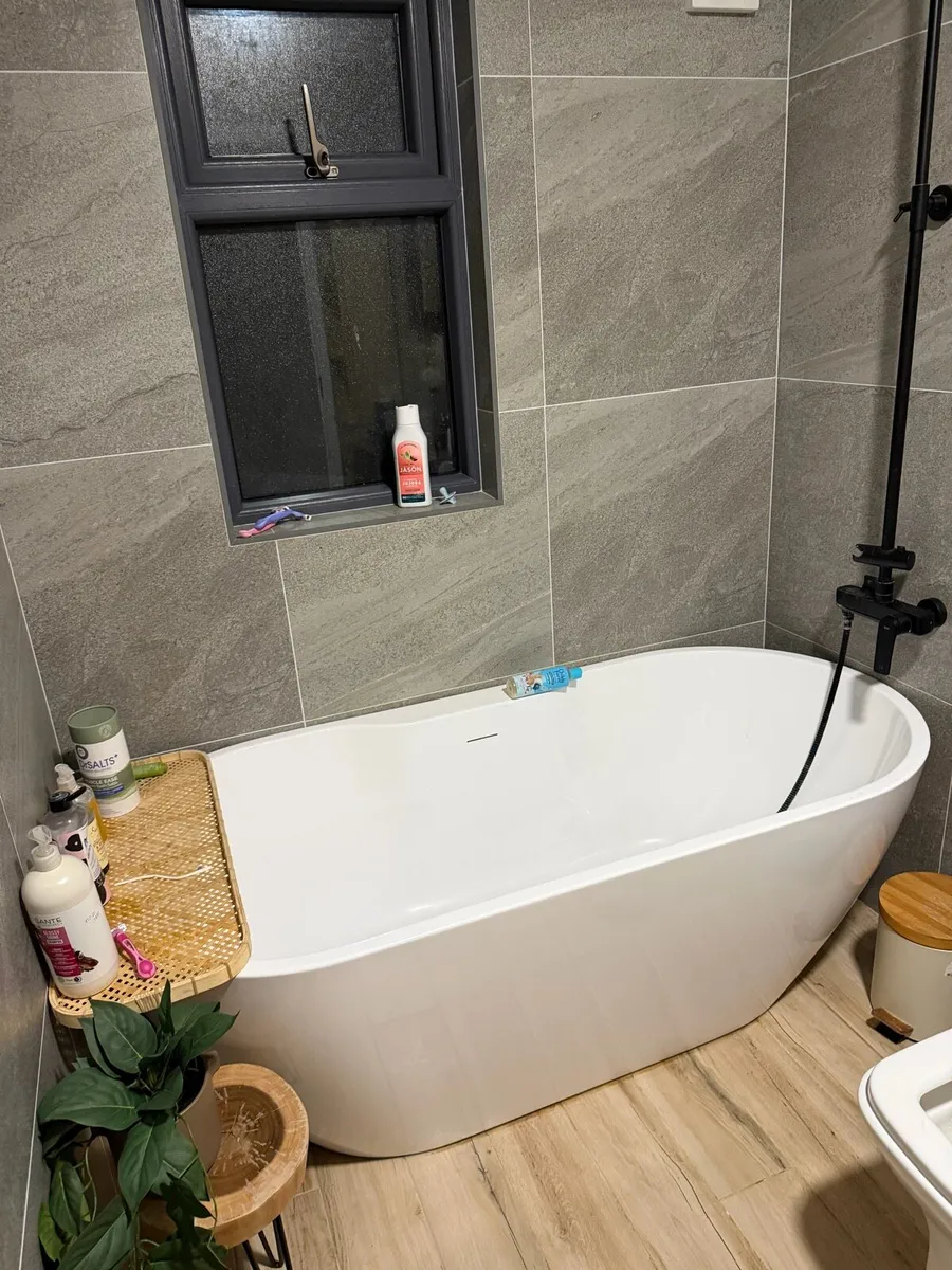 Luxury bath, modern design, barely used - Image 3