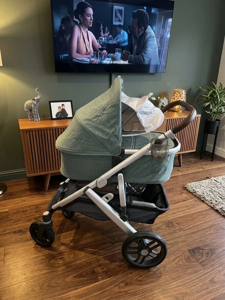 Uppababy Vista V2 car seat and Isofix base, footmu - Image 2