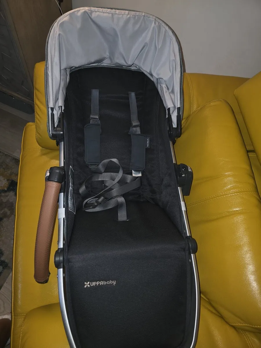 Uppababy Vista V2 car seat and Isofix base, footmu - Image 4
