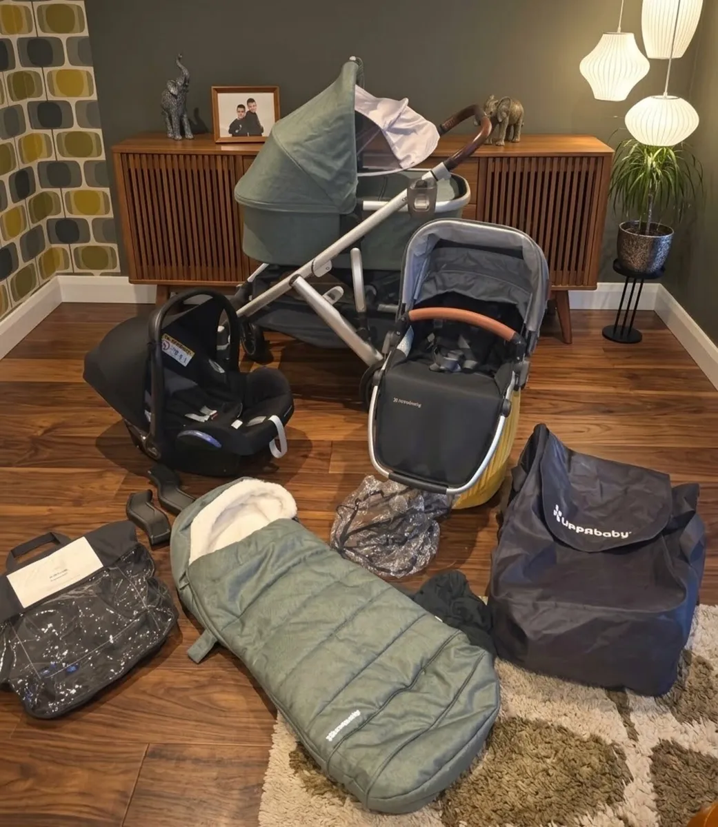 Uppababy Vista V2 car seat and Isofix base, footmu - Image 1