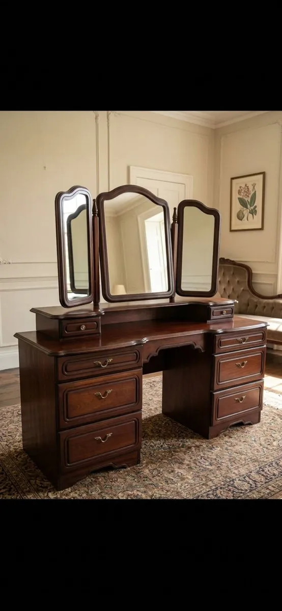 Complete mahogany bedroom set - Image 1