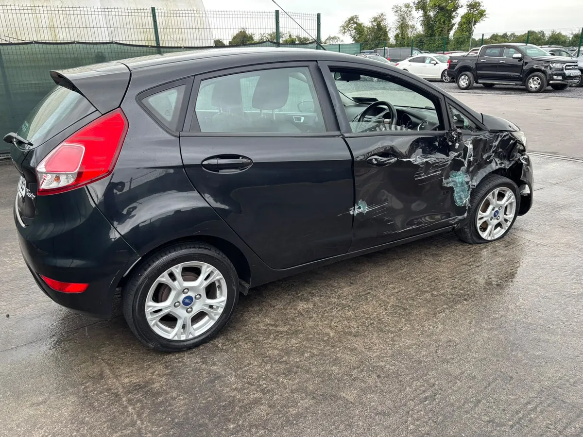 142 Ford Fiesta  Zetec  1.3 Petrol - Image 3