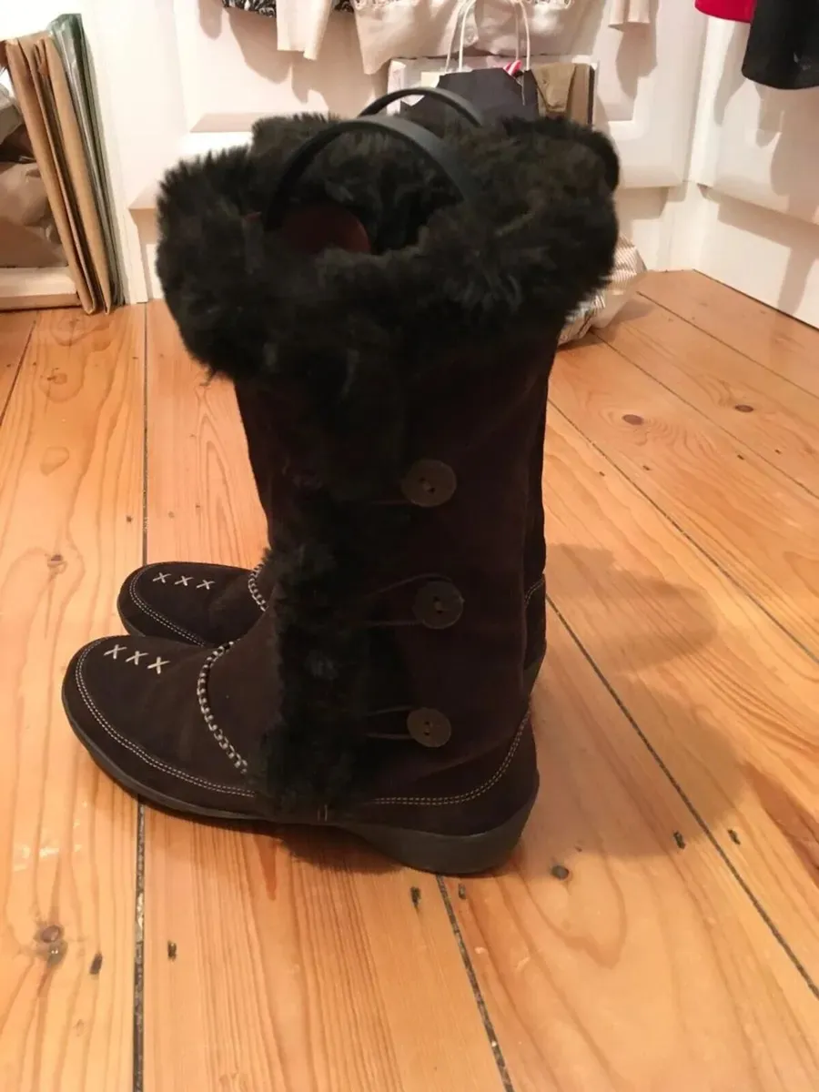 Ladies K Suede Boots, Size 7 - Image 2